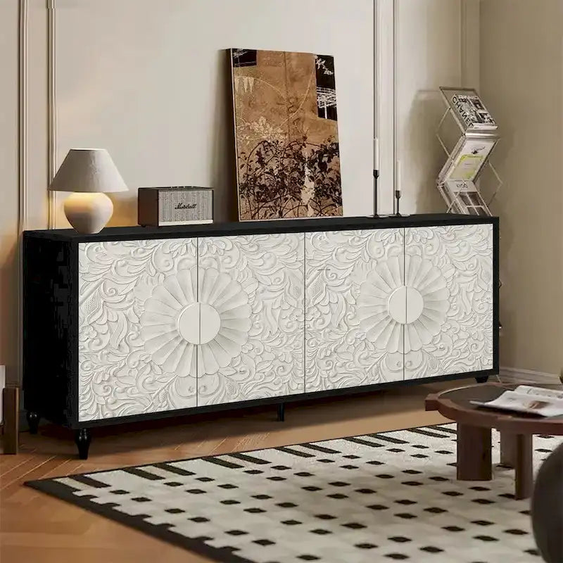 Buffet vintage blanc avec portes sculptées à facettes